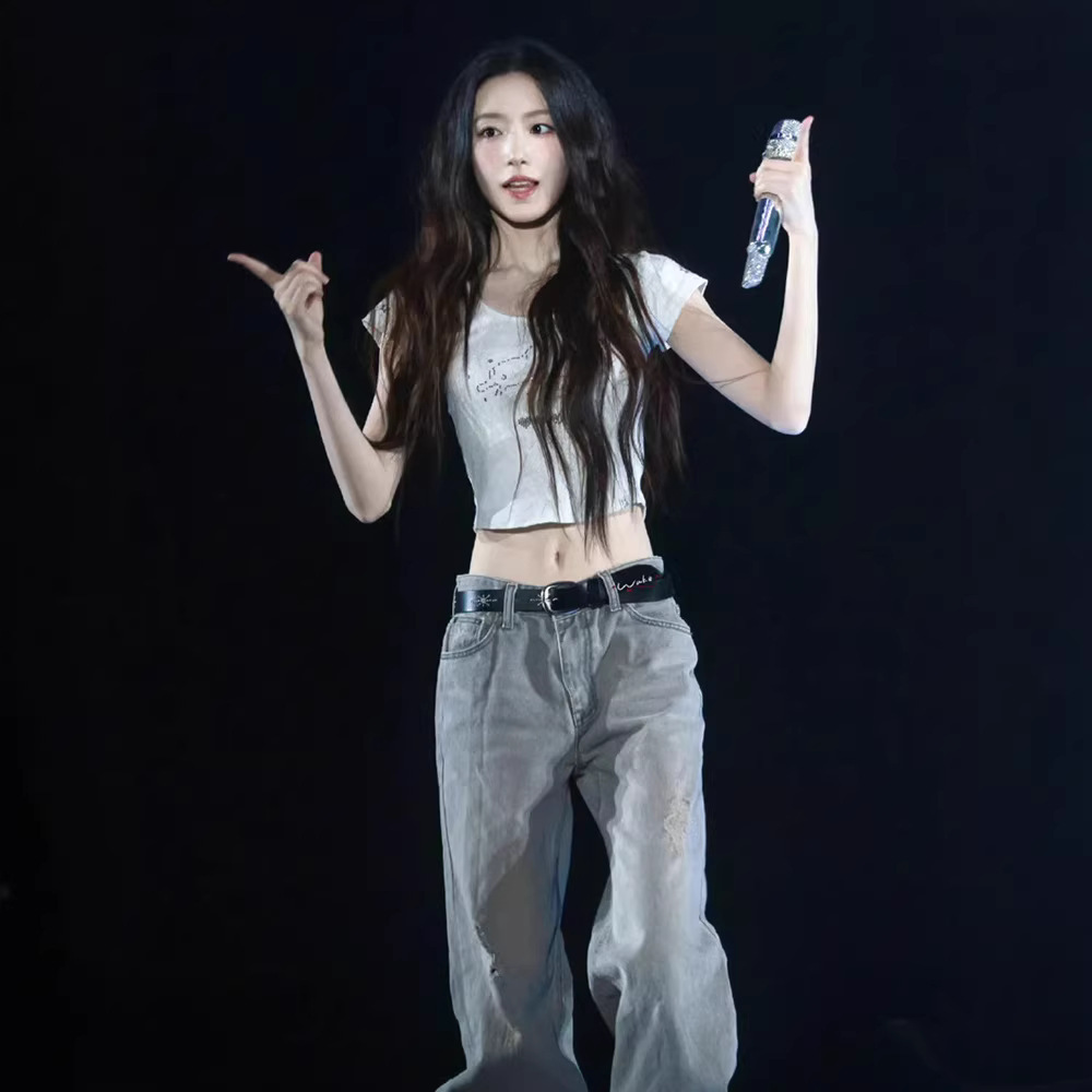 Wash Effect Set - スリム効果のあるウォッシュドヴィンテージデニムTシャツ レディース 韓国風 コットン クルーネック プリントトップス＆ジーンズ