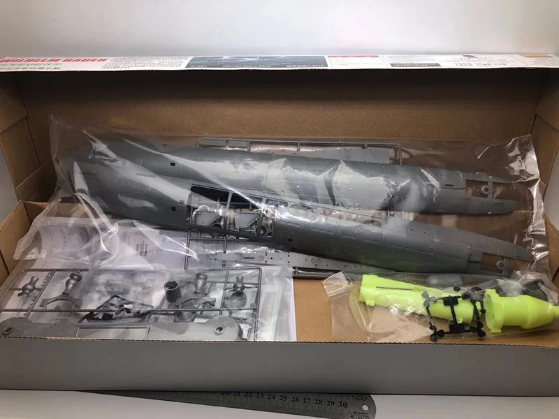 ドイツの潜水艦、自動アップおよびダウン、プラスチックアセンブ - Model Kit Battleship のレビューと価格